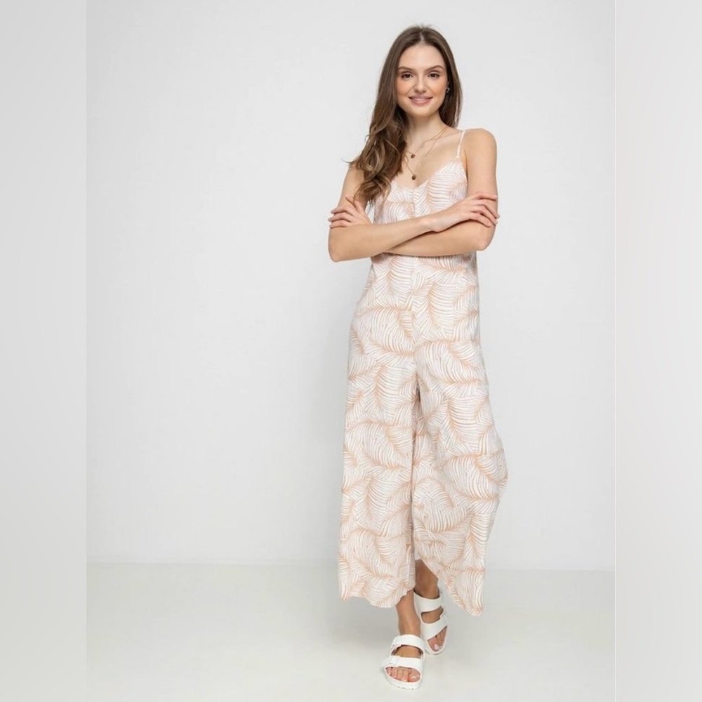 Super cute and comfy Roxy romper. Tags on!